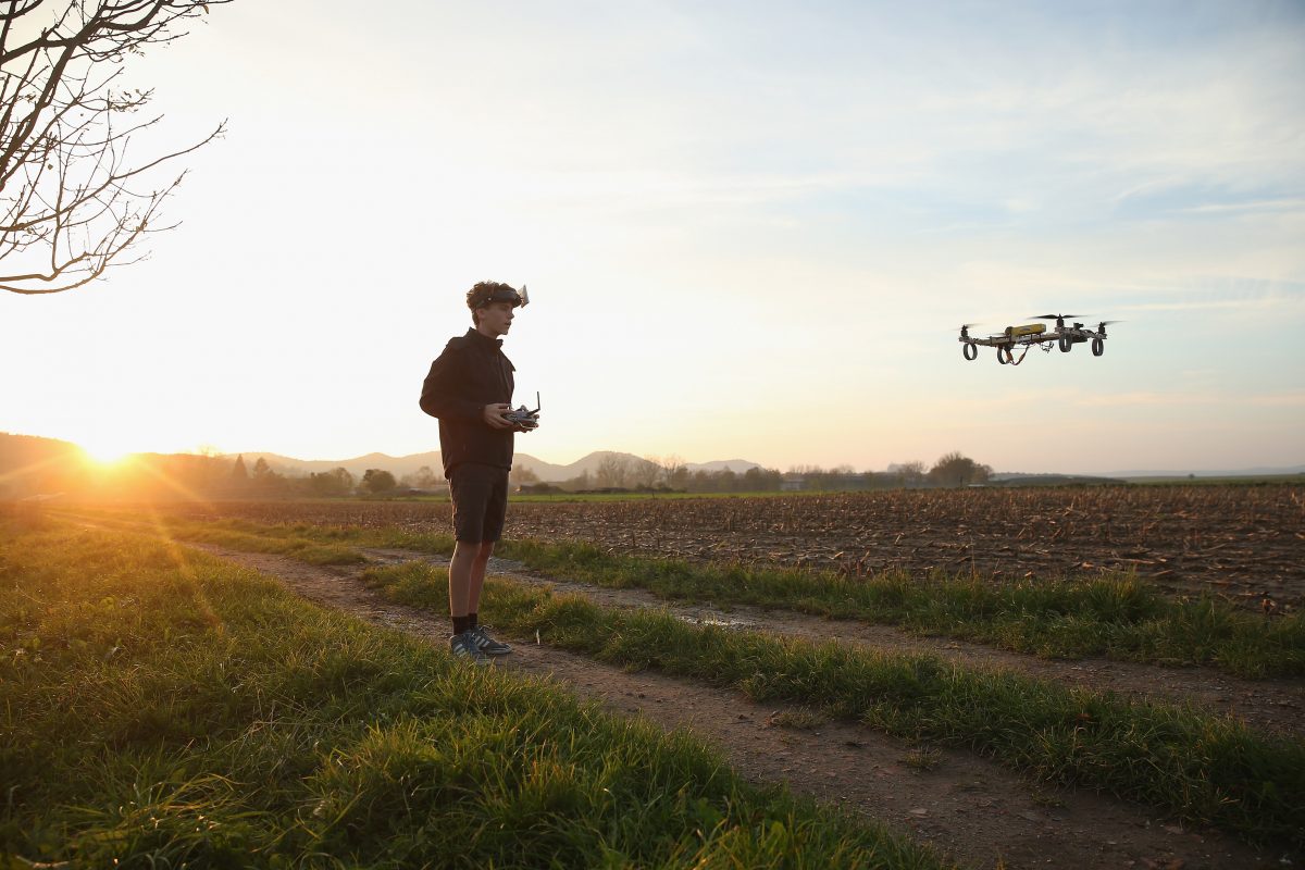 Hombtre volando un dron